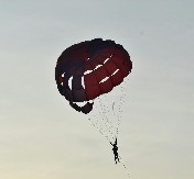 MUŠKARAC SKOČIO PADOBRANOM SA ZGRADE U SARAJEVU, LJUDI TRLJALI OČI U NEVERICI Kako mu je ovo uspelo?