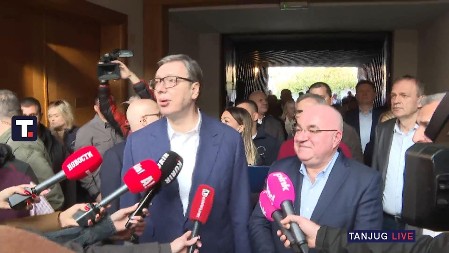VUČIĆ U BAJINOJ BAŠTI: Veliki broj ljudi dočekao predsednika, počinje obilazak destilerije