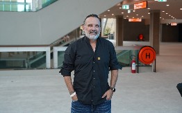 OVO JE SUPRUGA TONIJA CETINSKOG KOJA GA SRAMNO BRANI Mlađa od njega 15 godina i treća mu je žena (FOTO)