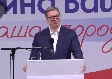 VUČIĆ U BAJINOJ BAŠTI: Predsednik na mitingu u krcatoj sali