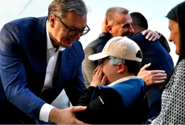 "TEŠKO SAM IZDRŽAO DA NE ZAPLAČEM" Vučić objavio fotografije sa Andrijom koji boluje od retke bolesti: Država je preuzela sve obaveze o njegovom lečenju