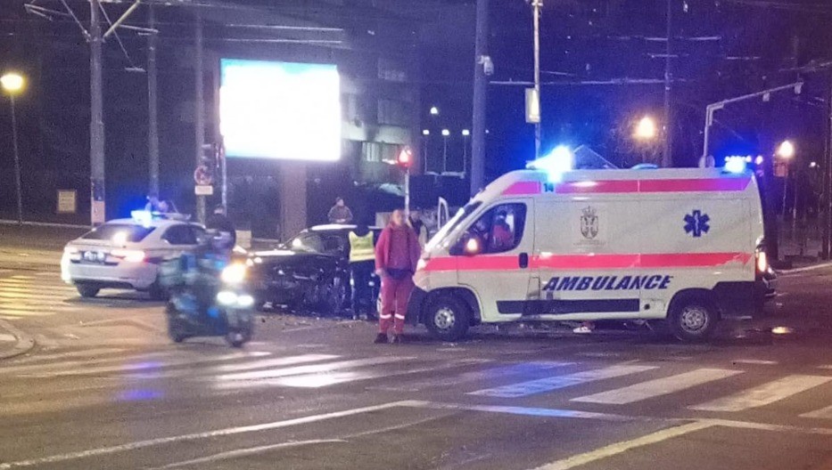TEŠKA SAOBRAĆAJNA NESREĆA U CENTRU Sudarila se dva automobila, policija i Hitna pomoć na terenu