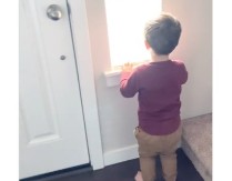 Čekao brata i sve nasmejao: Dečak ima najslađu teoriju o tome kako bebe dolaze kući