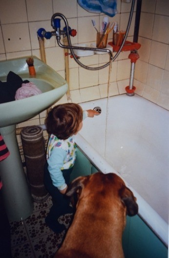 PECKA VAS STRUJA DOK SE KUPATE? Stručnjak upozorava na opasnu pojavu u mnogim zgradama