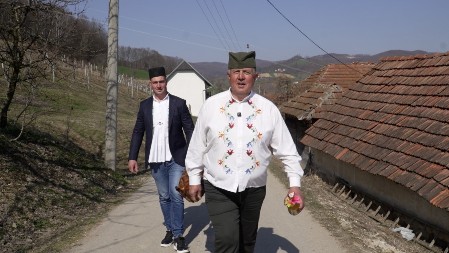 "SPREMIO SAM PREDSEDNIKU PEČENO PRASE I DOMAĆU ŠLJIVU" Domaćin iz Kotraže zahvalan Vučiću: Uradio je put koji smo godinama čekali (FOTO)