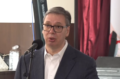 VUČIĆ ČESTITAO ROĐENDAN DVOJICI PENZIONERA: Ajde ljudi, dobio sam informaciju da su u sali, hteo sam da im čestitam