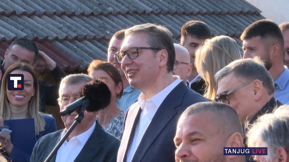 VUČIĆ OBIŠAO SELO KOTRAŽA U LUČANIMA, DOŠAO JE VELIKI BROJ LJUDI Stiže voodovod i putevi! Ljudi izneli zahteve predsedniku