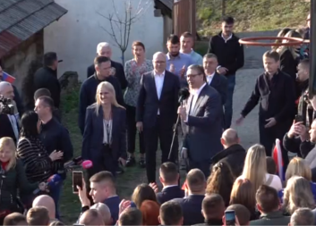 VUČIĆ OBILAZI SELO KOTRAŽA U LUČANIMA, VELIKI BROJ LJUDI SE OKUPIO DA GA POZDRAVI Stiže voodovod i putevi! Ljudi iznose zahteve predsedniku