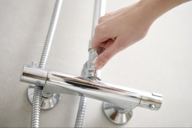 Lutajuća struja u domu: Evo kako nastaje i da li je opasna dok se tuširate