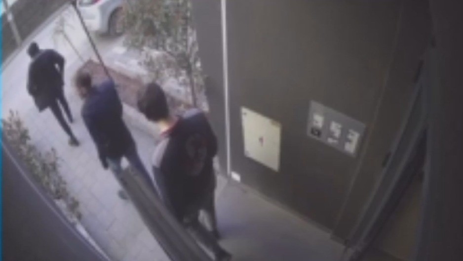 KAMERA SNIMILA OSUMNJIČENE ZA UBISTVO U ČAČKU? Muškarac (58) ubijen čekićem (VIDEO)