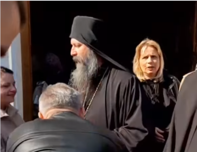 NIŠTA IM NIJE SVETO! Haos u Manastiru Rakovica, posle liturgije BLOKADERI VREĐALI sveštenstvo i nasrnuli na episkopa