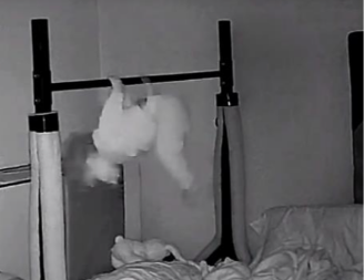 MAJKA UGLEDALA STRAŠNU SCENU NA BEBI MONITORU! Stavila sina da spava, kad je ovo videla SLEDILA SE