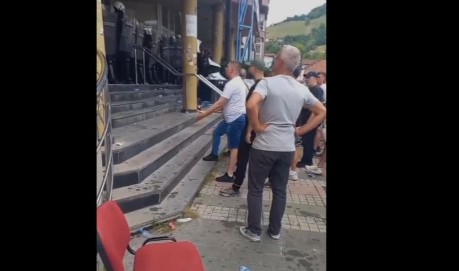 SEVALI NOŽEVI! Blokaderi se izboli međusobno u Novom Pazaru