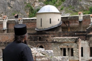 SPC PODSETILA: U nasilju 2004. albanski ekstremisti se posebno obrušili na srpske svetinje