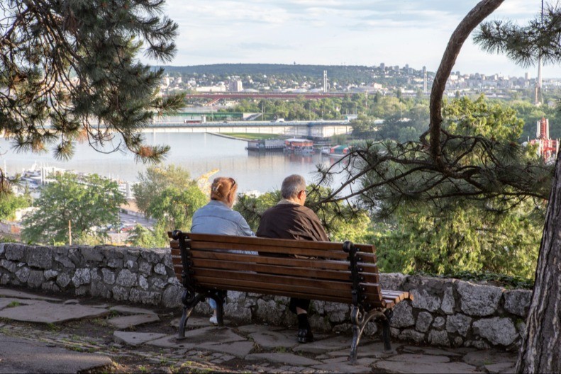 Počinje podela paketa pomoći za penzionere - poznati uslovi i mesta preuzimanja