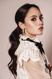 Kombinacija koja pravi savršenu figuru: Jedna bluza i jedne farmerke, a izgled kao sa piste