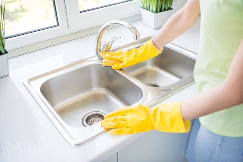 SUDOPERA ĆE BLISTATI Uz namirnicu koju već imate u kuhinji, ribanje i skupa hemija PADAJU U ZABORAV