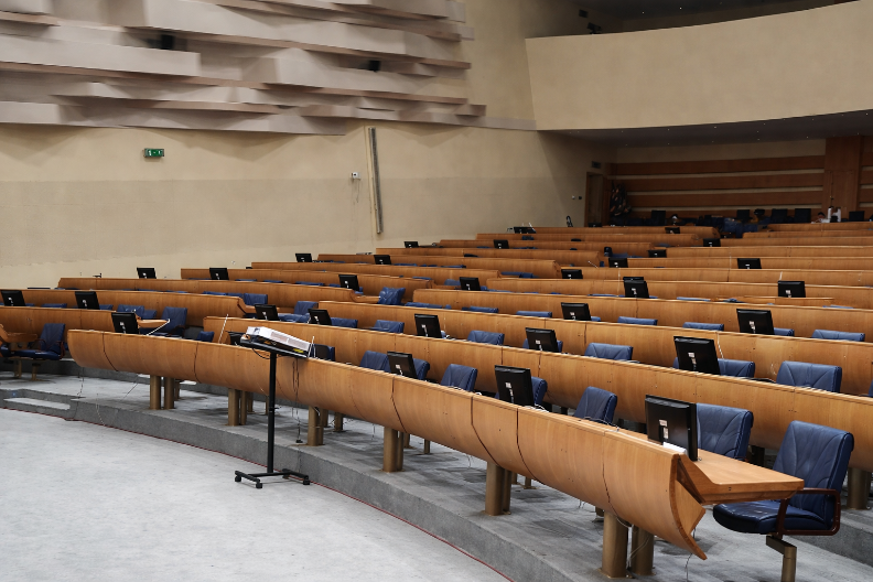 SKANDAL KOJI TRESЕ BiH DO TEMELJA! Srpske poslanike nazvali “četnicima” usred Parlamenta – psovke, uvrede i haos pred kamerama!