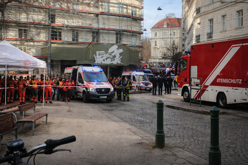 DETALJI HORORA U BEČU! Skela pukla, beton zatrpao radnike – četvoro mrtvih, spasioci kopali golim rukama!