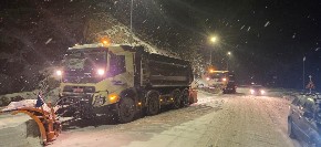 DEŽURNE EKIPE ODMAH IZAŠLE NA TEREN Jaka kiša prešla u sneg, izdat apel vozačima