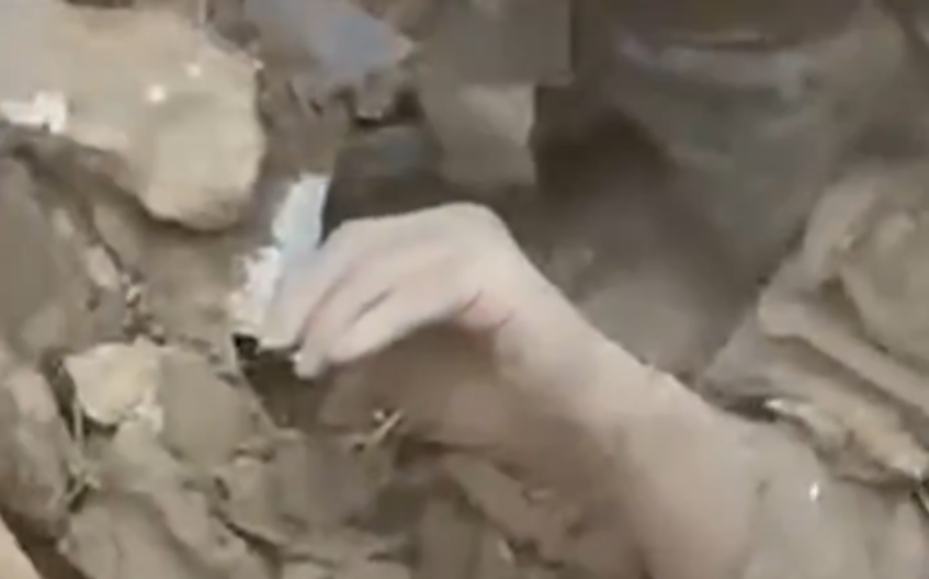 POTRESAN SNIMAK, SAMO RUKA VIRI: Ukrajinka zatrpana, traži pomoć (VIDEO)