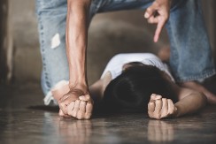 „BIĆEŠ MI ŽENA DOK SI ŽIVA" Jezivo svedočenje žene koju je muž krvnički tukao na ulici