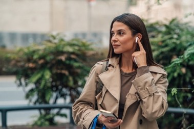 GREŠKE ZBOG KOJIH BEŽIČNE SLUŠALICE PROPADAJU PREBRZO Izbegnite ih i produžite im vek