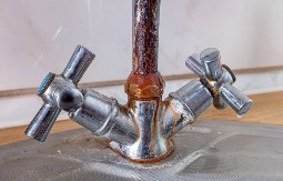 Ne možete da skinete rđu? Ovaj kuhinjski trik rešava problem za 2 minuta!