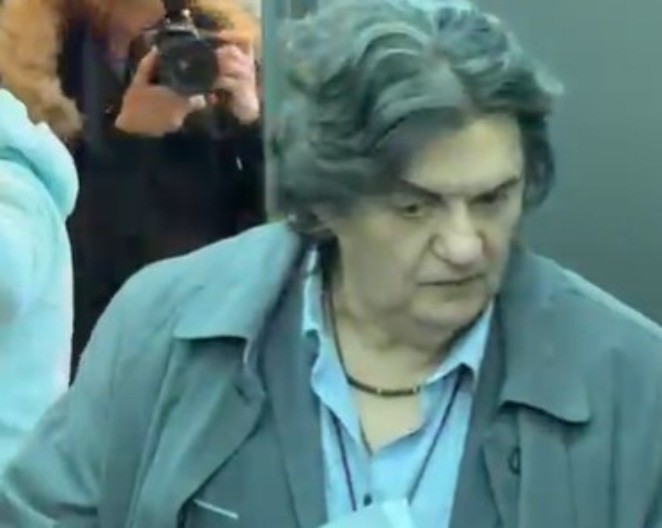 UMESTO ZORICE, PORED KEMIŠA ŠETA ONA Harmonikaš vidno bled i utučen, a ova dama se ne odvaja od njega (VIDEO)