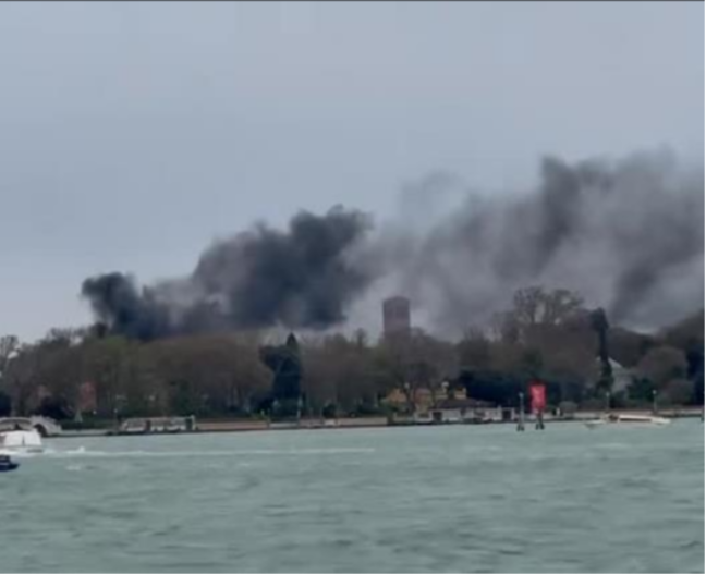 GORI KROV SRPSKOG PAVILJONA Požar u Veneciji, ovo je uzrok (FOTO)