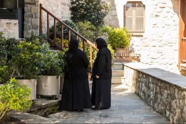 LAŽNE MONAHINJE U RUMUNIJI VARAJU LJUDE Naplaćaju molitve i proricanje sudbine preko društvenih mreža - manastir je morao da reaguje
