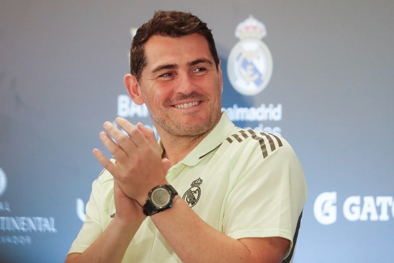 "UBEĐENA SAM DA IZA SVAKOG NJEGOVOG LAJKA..." Novinarka obrukala fudbalsku legendu: Čuveni golman ponovo u centru skandala