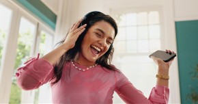 LJUDI MASOVNO PLEŠU UZ STARI DISKO HIT Tvrde da privlači frekvenciju novca - svi su poludeli za ovom pesmom