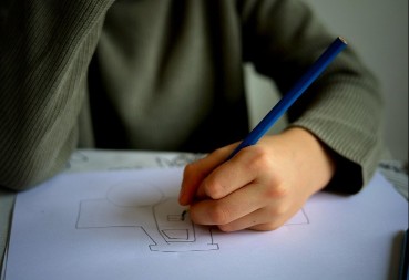 DECA TREBA ŠTO VIŠE DA PIŠU RUKOM! Stručnjaci upozoravaju: Kucanje ne sme biti jedini način!