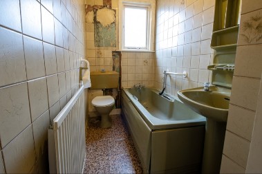 KUPATILO IZ SNOVA ZA SAMO 100 EVRA Starudiju iz 70-ih pretvorili u pravi raj pomoću ovog genijalnog trika!