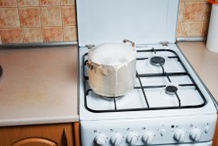 VODA KIPI I PRELIVA SE? Ovaj trik sa drvenom varjačom spašava šporet od katastrofe!