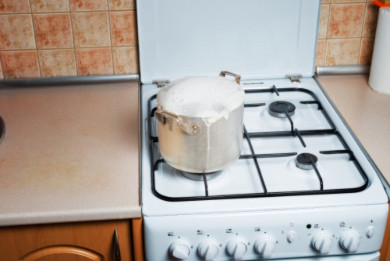 VODA KIPI I PRELIVA SE? Ovaj trik sa drvenom varjačom spašava šporet od katastrofe!