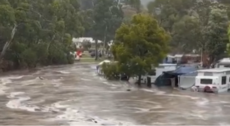 STRAVIČNE POPLAVE I JAKI VETROVI PARALISALI DRŽAVU! Hitna evakuacija zbog tropskog ciklona u Australiji 