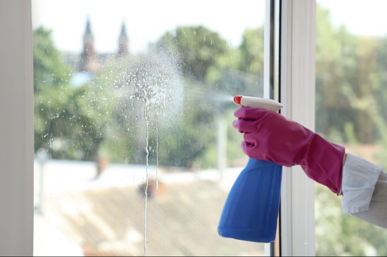 NEĆETE POTROŠITI NI DINAR, A STAKLO ĆE BLISTATI BEZ KRPE I HEMIJE Ovaj trik za brzo pranje PROZORA će vam promeniti život - ne vidi se NI JEDNA mrlja