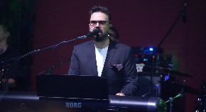 PEVAČ LEŽI NA MILIONIMA ZBOG PRIVATNOG BIZNISA Ima dve firme, radnike plaća 1.200 evra!