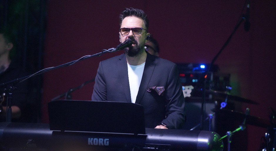 PEVAČ LEŽI NA MILIONIMA ZBOG PRIVATNOG BIZNISA Ima dve firme, radnike plaća 1.200 evra!