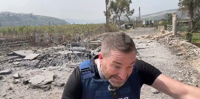 ZASTRAŠUJUĆI SNIMAK IZ LIBANA! Raketa pala na samo nekoliko metara od novinara (VIDEO)