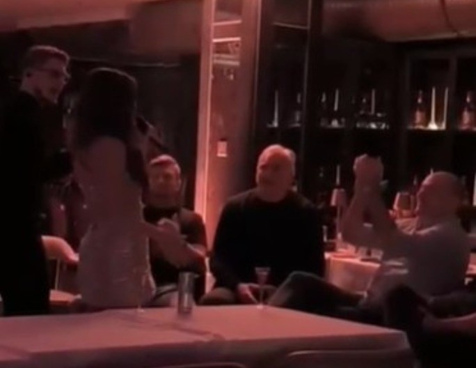 DOK JE CEO BEOGRAD GLEDAO U NJU, ONA JE PEVALA NJIMA Tea Bilanović očarala dva poznata muškarca (VIDEO) 