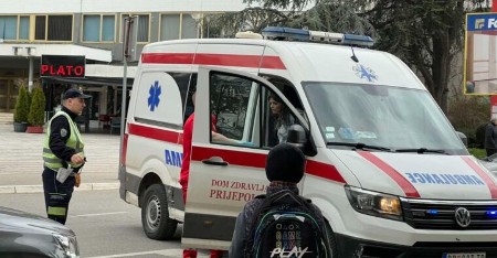 ŽESTOK SUDAR U CENTRU PRIJEPOLJA Učestvovali motocikl i automobil, prvi snimci sa lica mesta (FOTO))