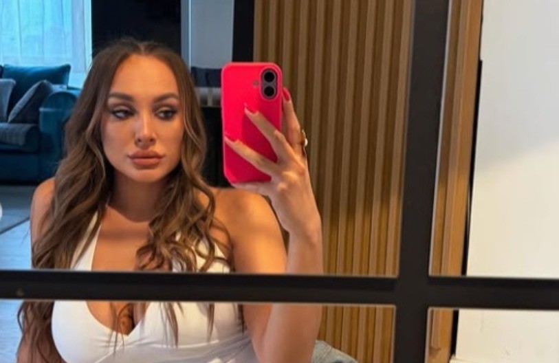 PREKRSTILA NOGE NA PODU Luna Đogani u izazovnoj pozi, atributi u prvom planu (FOTO)