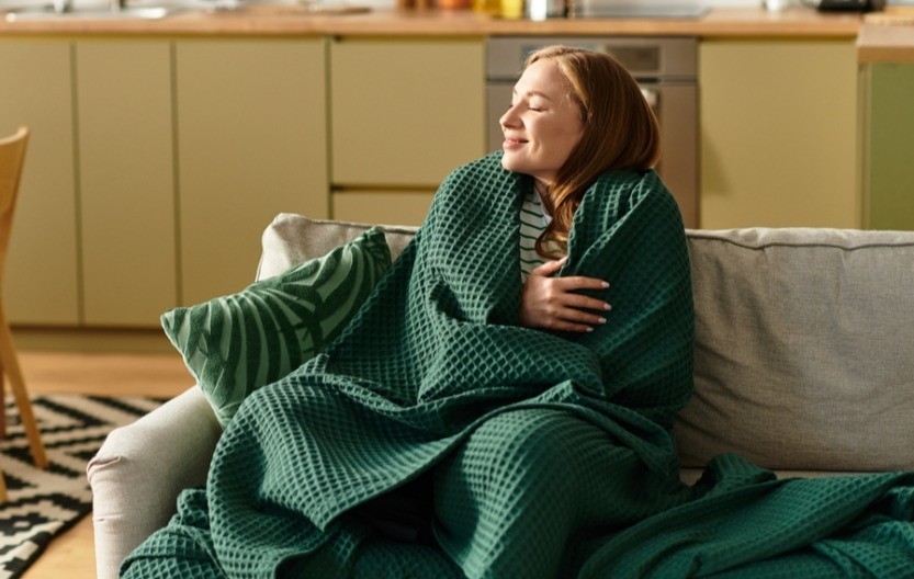 Ćebe će biti meko kao paperje: Sipajte ovo u veš mašinu umesto omekšivača