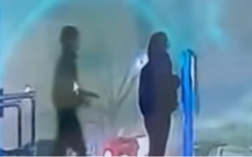 OTKRIVENO KO JE IZBO NOŽEM MAJKU TROJE DECE Njegova porodica ga prepoznala na snimku i prijavila, a komšinica otkrila jedan detalj o njemu