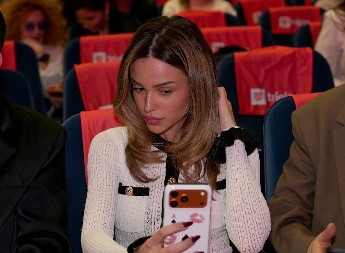 CELA DVORANA GLEDA U NJU Breskvica sa misterioznim muškarcem na koncertu, niko ne može da je prepozna (FOTO)