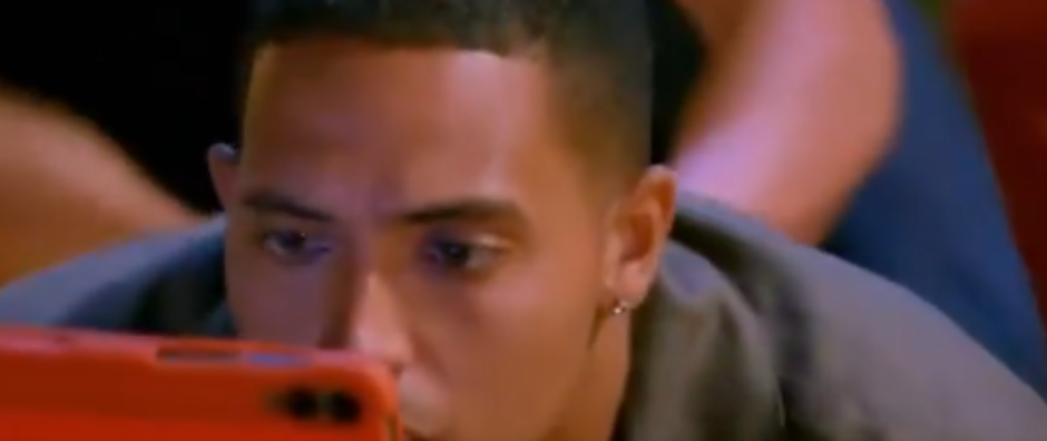 GORE DRUŠTVENE MREŽE Reakcija mladića koji gleda snimak kako ga devojka vara postala HIT na internetu (VIDEO)