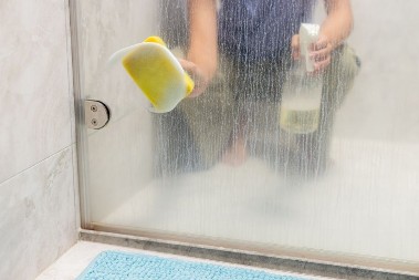 TRIK ZLATA VREDAN Očistite stakla tuš kabine za tren oka!